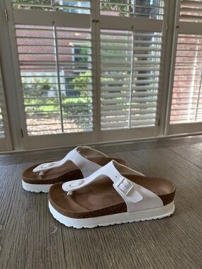 Papillio by Birkenstock white Gizeh thong platform sandals size 38 (7-7.5 US)